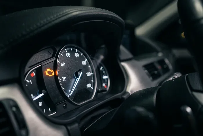 Peugeot 208 voyant moteur orange et perte de puissance causes